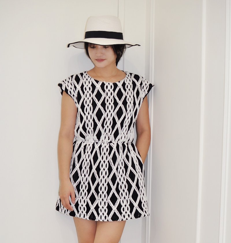 Flat 135 X 台灣設計師系列 短版洋裝 白色螺紋棉質黑色蕾絲布料 - 連身裙 - 聚酯纖維 白色