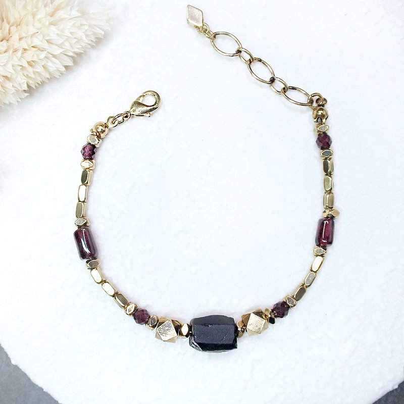 VIIART. the Avengers. Vintage black tourmaline Stone vintage gold bracelet. Out of print - สร้อยข้อมือ - โลหะ สีแดง