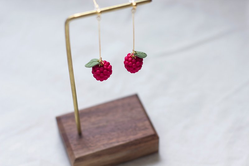 Hand made soft clay raspberry earrings ear clip sterling silver - ต่างหู - ดินเหนียว สีแดง