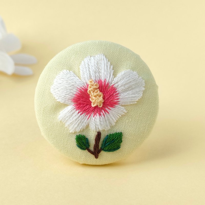 Embroidered Hibiscus Brooch or Embroidered Hair Tie Hibiscus - เข็มกลัด - ผ้าฝ้าย/ผ้าลินิน ขาว