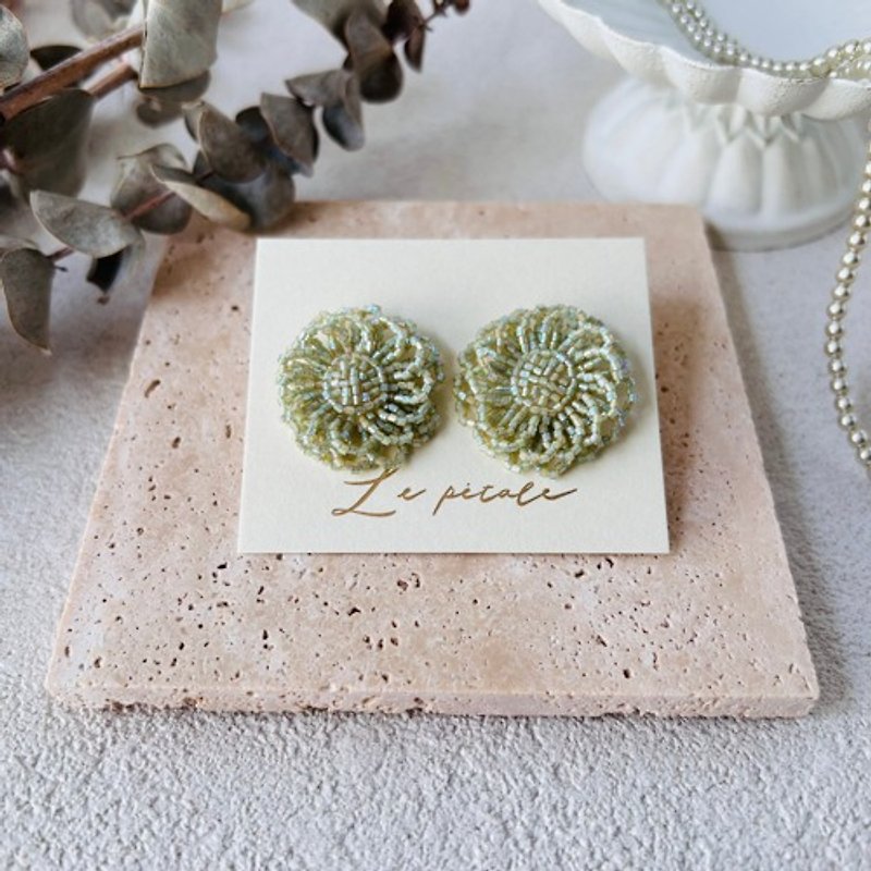 Retro flower pale green Clip-On - Earrings & Clip-ons - Other Materials 