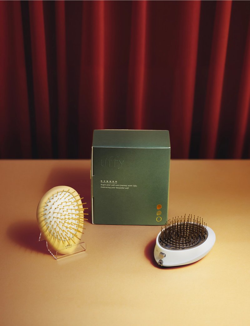 Comb and comb together to celebrate the good year | Nothing more than a massage comb - lucky yellow (gift with thunder sculpture) + knotted comb - อุปกรณ์แต่งหน้า/กระจก/หวี - ไม้ สีเหลือง