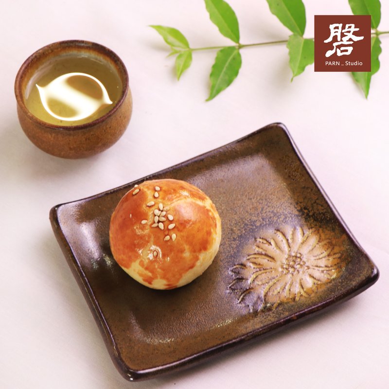 [Chrysanthemum_Retro square saucer] can be customized / handmade pottery design - ถ้วย - ดินเผา สีทอง