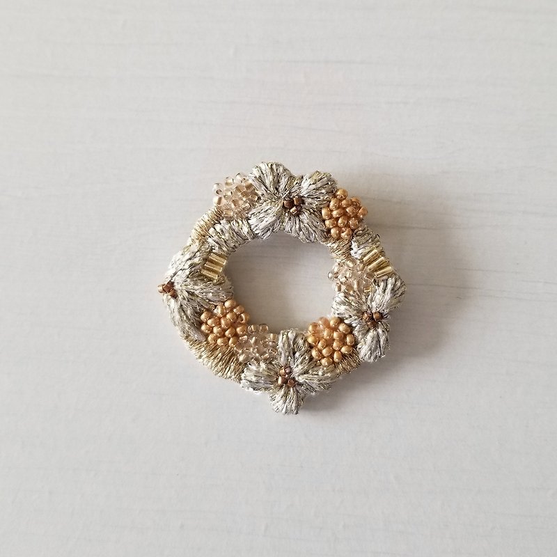 Thread Brooches Gold - Wreath Embroidered Brooch Gold