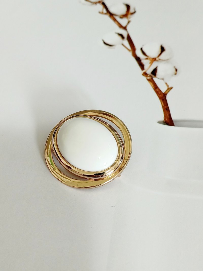 vintage jewelry AVON 牛奶玻璃別針 - 胸針 - 其他金屬 