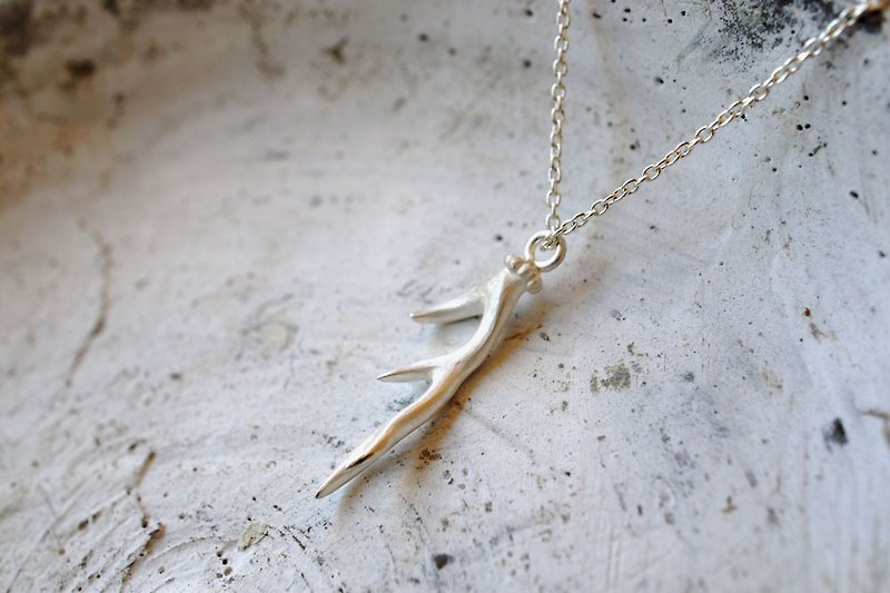 S / left horn / deer horn necklace - Necklaces - Other Metals Silver