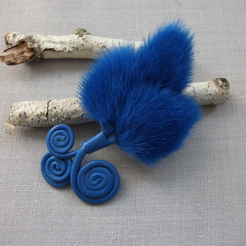 Cornflower blue brooch with mink fur - 胸針 - 真皮 藍色