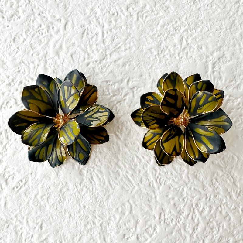 Flower-inspired wire accessories - Earrings & Clip-ons - Other Metals 