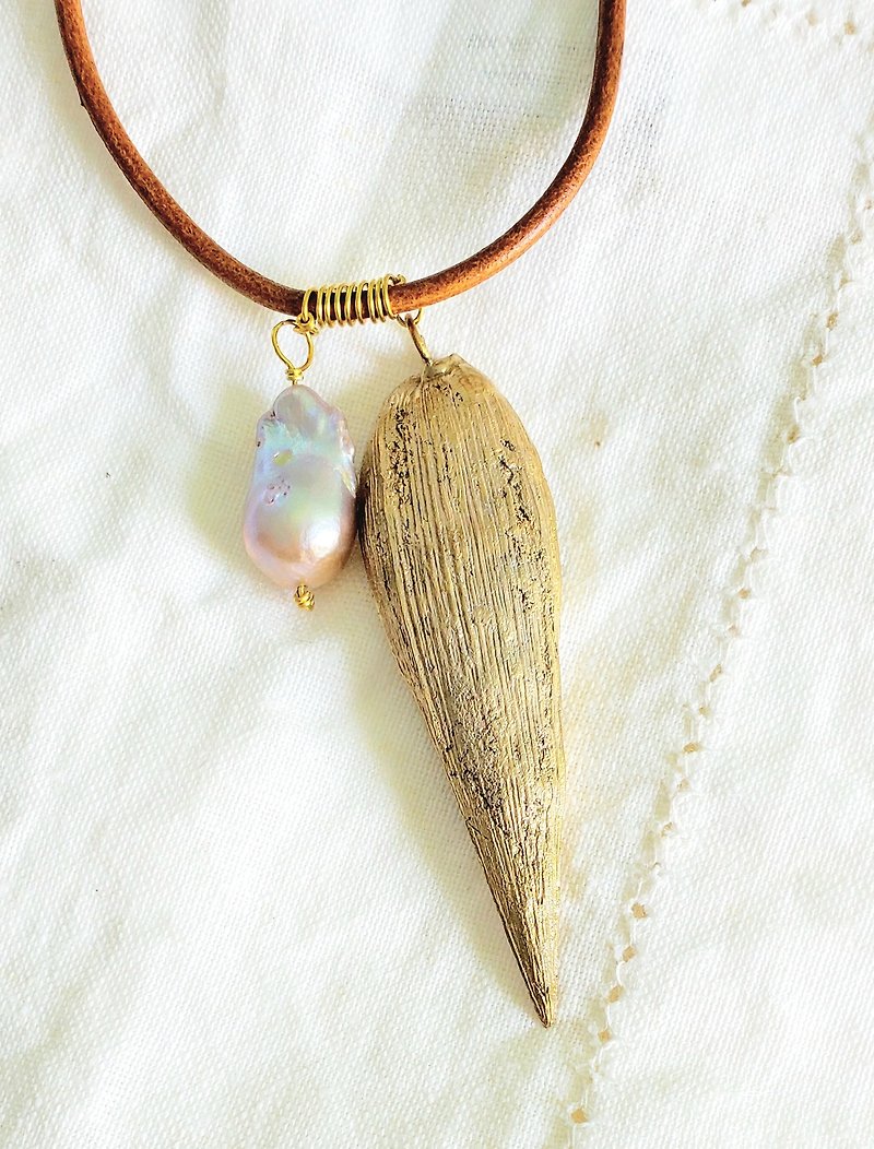 Nature collection:  brass leaf and Keshi pearl pendant necklace (with certificat - สร้อยคอ - เครื่องเพชรพลอย 