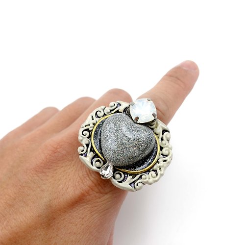 TIMBEE LO shop 立體銀色心型巴洛克花邊水晶寶石裝飾黃銅戒指 全手工製作 可訂製