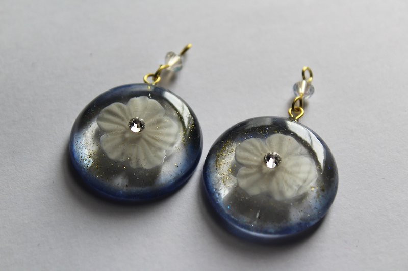 Raindrop flower UV resin earrings - Earrings & Clip-ons - Clay Blue