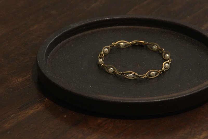 Pearl hole Bronze bracelet - สร้อยข้อมือ - ทองแดงทองเหลือง สีทอง