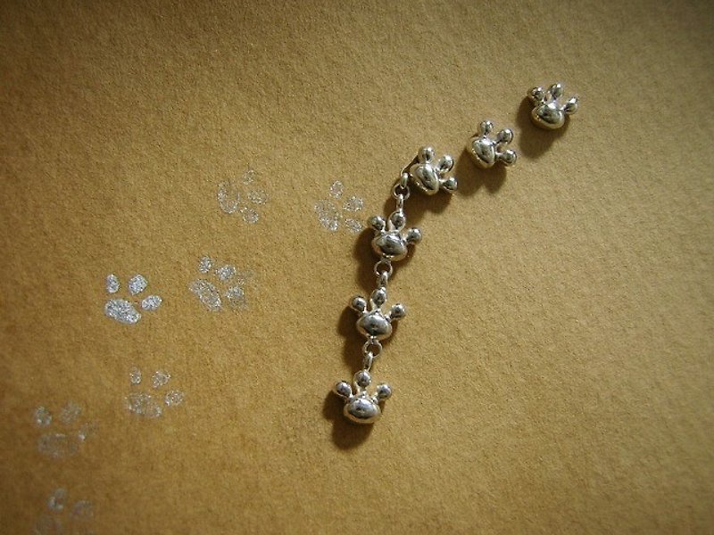 comewithmeow *****  ( footstep paw cat silver earrings 貓 猫 足迹 肉垫 銀 穿孔耳环 ) - ต่างหู - โลหะ 