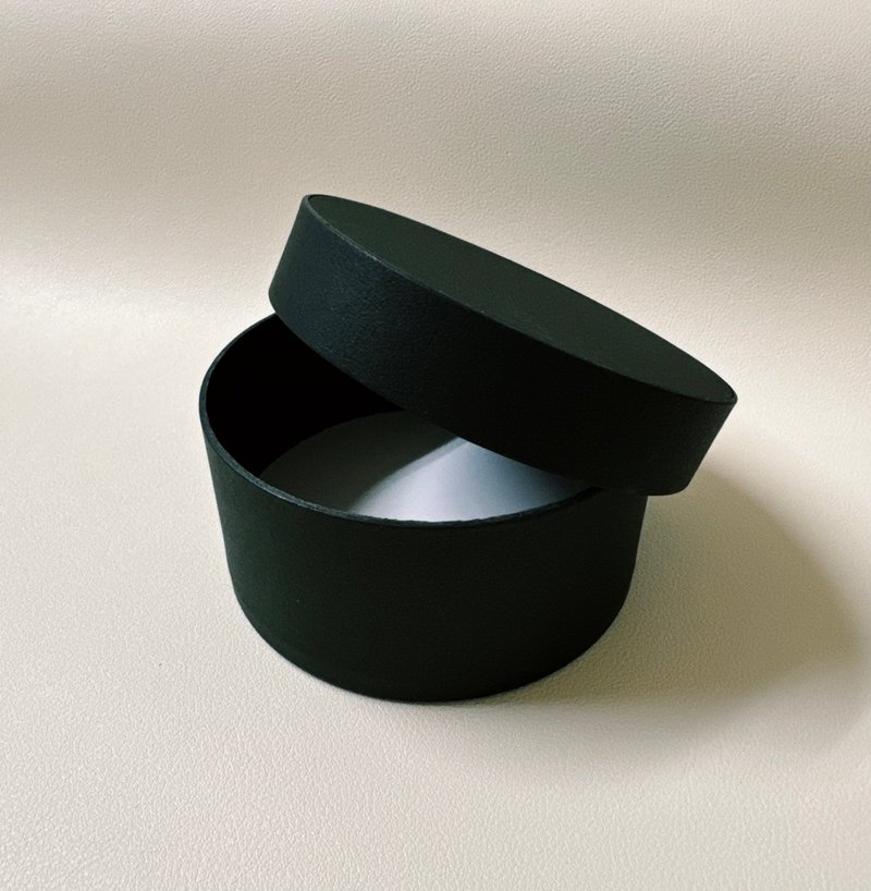 Daily Garden black simple round flower box with hard texture - ช่อดอกไม้แห้ง - กระดาษ สีดำ