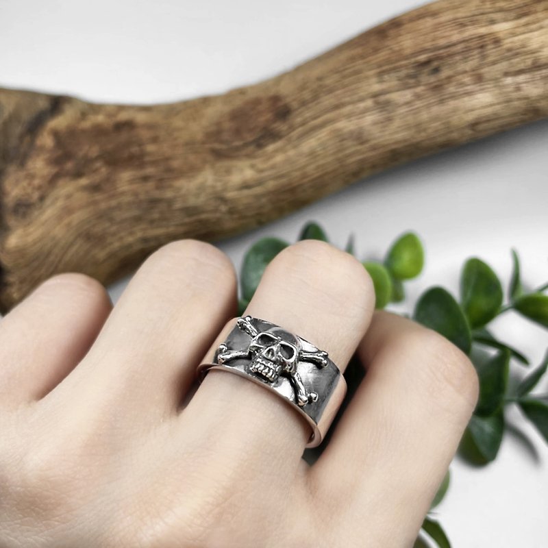Crossbones and skull vintage style silver ring - แหวนทั่วไป - เงินแท้ สีเงิน