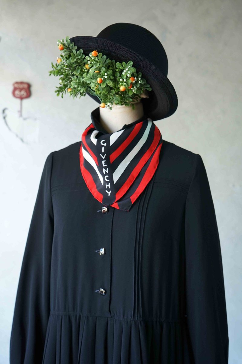 GIVENCHY紅黑白幾何條紋圖案絲質silk古董領巾大方巾 - 絲巾 - 絲．絹 黑色