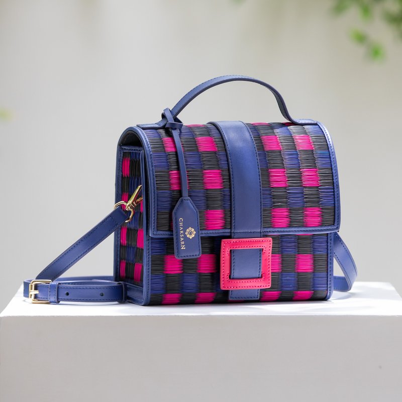 Woven Straw Summer Crossbody Bag with Blue and Pink Color - 手袋/手提包 - 真皮 藍色