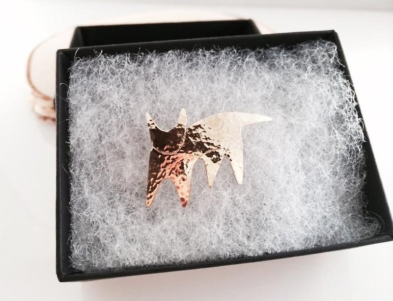 Donation jewelry ◇ Cat silhouette ◇ Brass pins - เข็มกลัด - โลหะ สีทอง