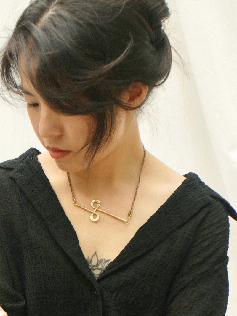 THE KEY necklace EARTH/HEART 刻字 無限之匙 兩戴式黃銅項鍊 - 項鍊 - 銅/黃銅 