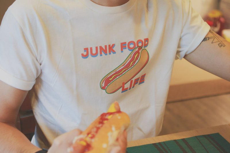 Deerhorn design / Deerhorn JUNK FOOD hot dog bite T-shirt - เสื้อฮู้ด - ผ้าฝ้าย/ผ้าลินิน ขาว