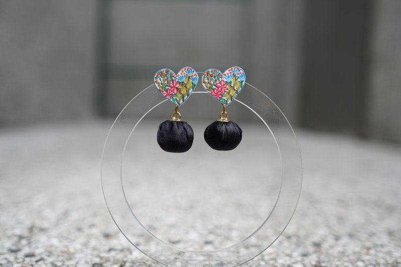 Love | Hand Painted heart shape Shape 2 way Earrings | Hand Painted - ต่างหู - พลาสติก หลากหลายสี