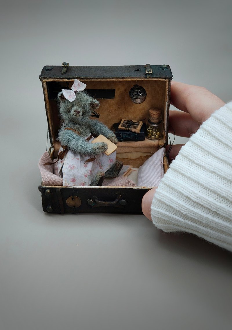 Miniature teddy bear in suitcase. Cute toy in vintage style - 玩偶/公仔 - 其他材質 綠色