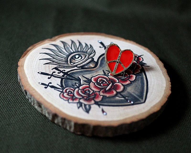 Love&Peace 愛與和平別章 胸章 (紅色) - 徽章/別針 - 其他金屬 