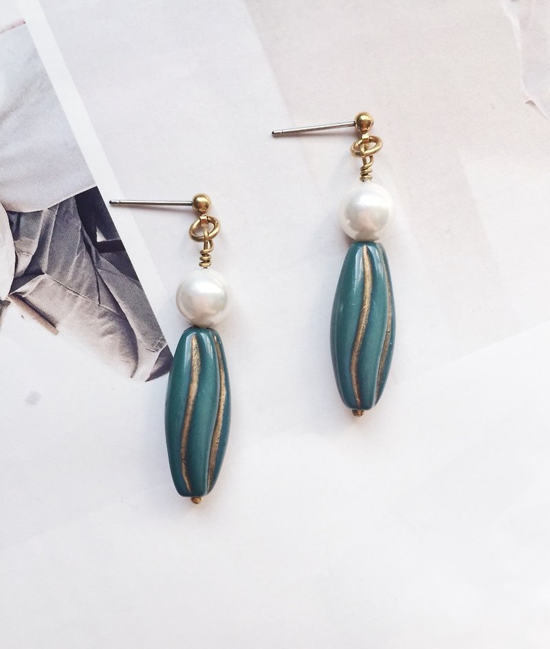 La Don - Earrings - Dark Green Antique Bead Bead Pin / Ear Clip - Earrings & Clip-ons - Acrylic Green