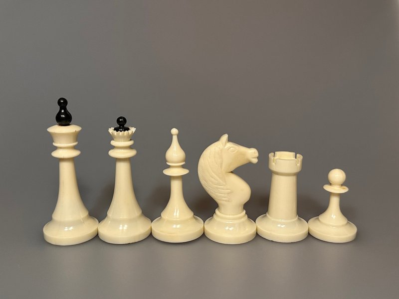 Original Russian Soviet carbolite chess set 1970s - 桌遊/牌卡 - 其他材質 黑色