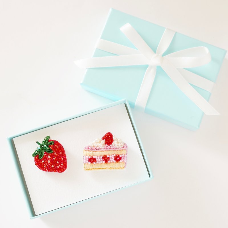 Shortcake pin badge (pink) and strawberry pin badge set, box included, beaded embroidery brooch, set of 2 - เข็มกลัด - วัสดุอื่นๆ สีแดง