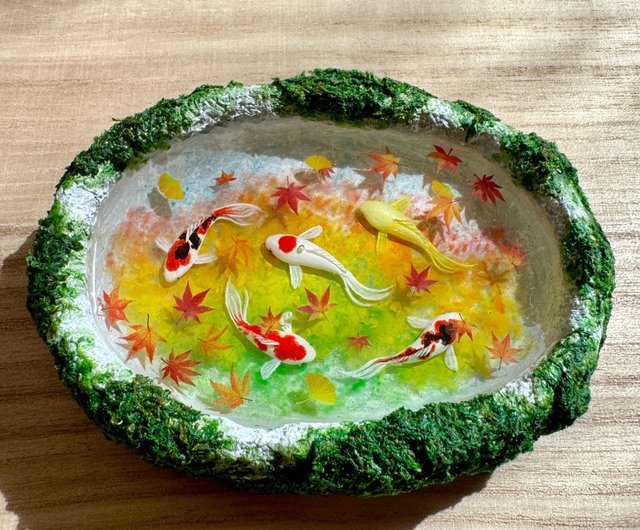 秋限定 紅葉の池で泳ぐ錦鯉 置物 - ショップ 池波屋/日本の金魚作品専門店 置物 - Pinkoi