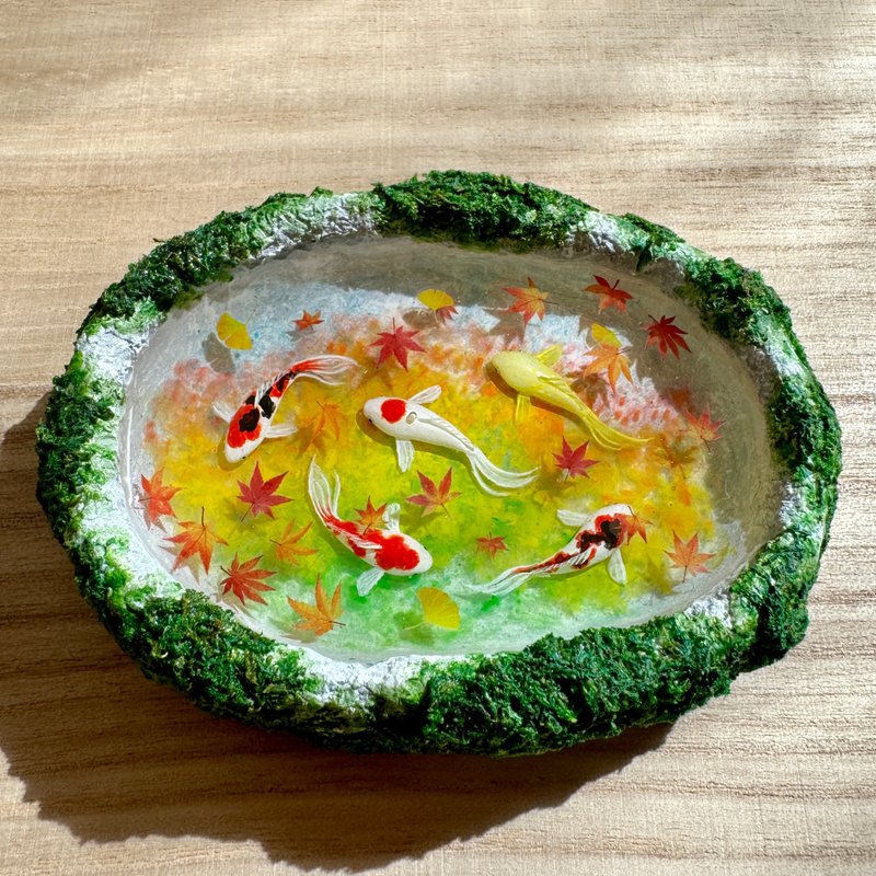 Autumn Limited　Nishikigoi swimming in a pond with autumn leaves　Ornaments - Items for Display - Resin 