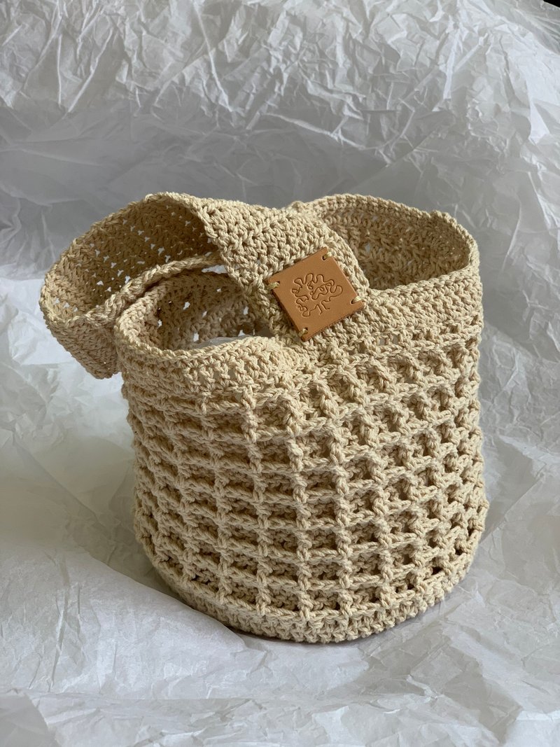 Tree & Fruits Waffle Crochet Small Bucket Bag - กระเป๋าแมสเซนเจอร์ - ผ้าฝ้าย/ผ้าลินิน ขาว