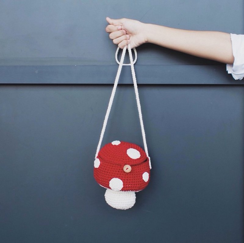 The Crochet Mushroom Mini Bag (Red Color) - กระเป๋าแมสเซนเจอร์ - วัสดุอื่นๆ สีแดง