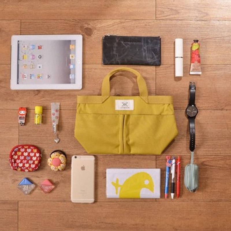 LaPoche Secrete: Exchanging Gifts_Elegant Storage Bag Medium Bag_Yellow - กระเป๋าเครื่องสำอาง - วัสดุกันนำ้ สีส้ม