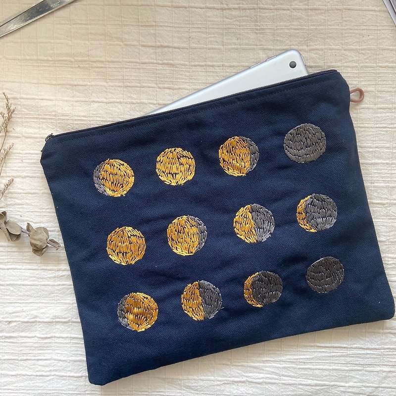 Embroidery Clutch bag L - Moon rotation blue - Clutch Bags - Cotton & Hemp Blue
