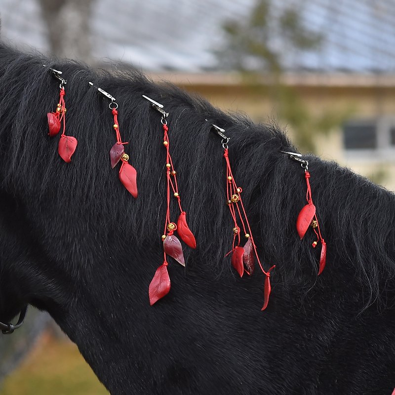 Red horse mane extension jewelry Handmade pony mane and tail clips - 其他 - 真皮 紅色