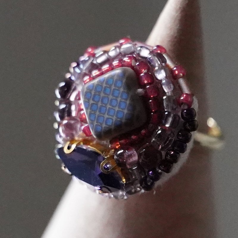 おしゃべりな指輪　76　フリーサイズ　ビーズ刺繍のリング　グレー　バーガンディ　ダーク - 戒指 - 塑膠 多色