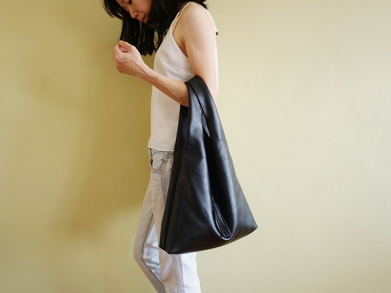 Black Soft Leather Hobo Bag with Tassel / Leather Tote - กระเป๋าถือ - หนังแท้ สีดำ