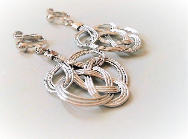 水引 tie earrings   Color: Silver - 耳環/耳夾 - 絲．絹 銀色