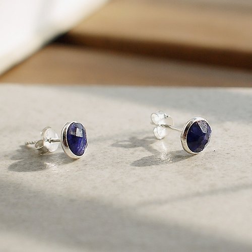 BLUMA銀飾 藍寶石簡約小圓純銀耳環| 印度天然石 水晶原礦 925銀耳針 禮物