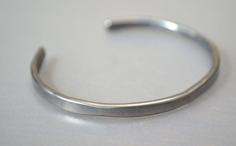 Titanium bangle・チタンバングル=内に緑青色=内径52ミリ・楕円モデル - 手鍊/手環 - 其他金屬 銀色