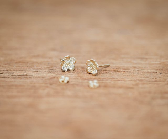 Shooting Star Flower Star Pearl Earrings [Gardenia Blossom] - Shop  shizuka-katasumi Earrings & Clip-ons - Pinkoi