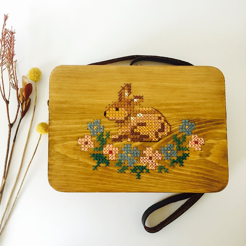 Yuansen hand-made handmade embroidered wooden bag rabbit - Messenger Bags & Sling Bags - Wood Brown