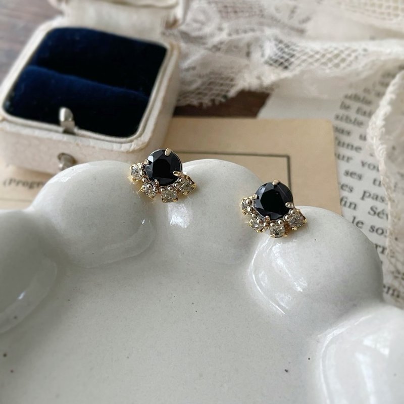 14kgf Black spinel and vintage glass stone bijou earrings OR non-hole earrings/metal allergy compatible/August birthstone - ต่างหู - เครื่องเพชรพลอย สีดำ