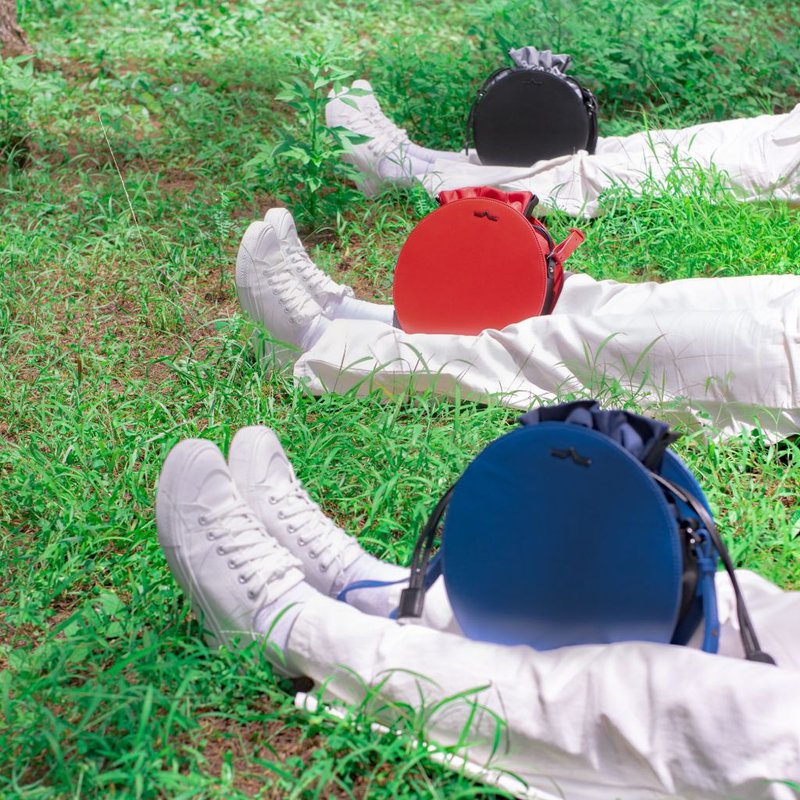 小藍罐圓側背包+束口包・限量色 –普魯士藍【自選Beans Bag組】 - 側背包/斜背包 - 真皮 藍色