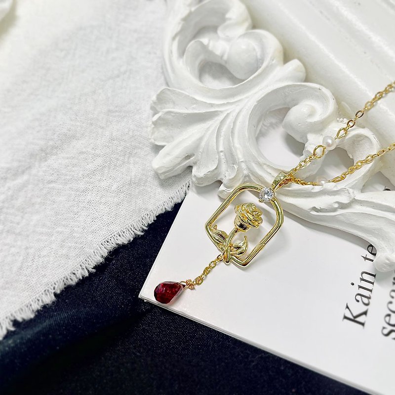 Litter Prince Unique Rose - Garnet Stone Necklace - สร้อยคอ - คริสตัล สีทอง
