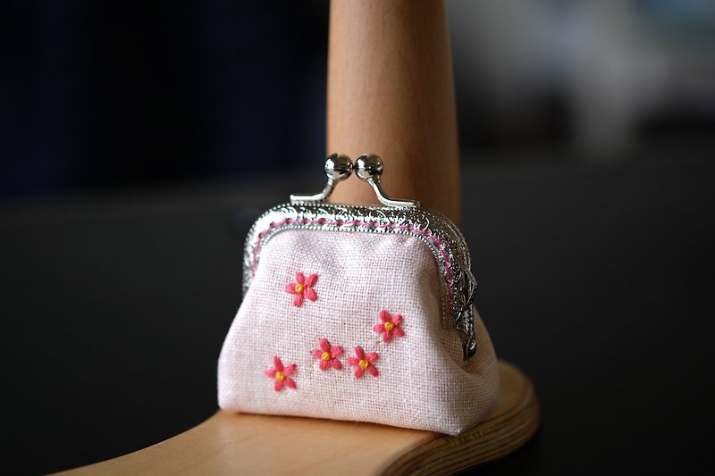 【小さな花が咲く】ミニスクエア刺繡ゴールドバッグ - 小銭入れ - 刺しゅう糸 