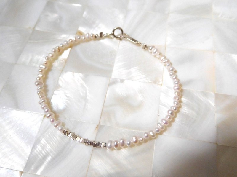 Sterling Silver Pearl Simple Bracelet - สร้อยข้อมือ - โลหะ สีเงิน