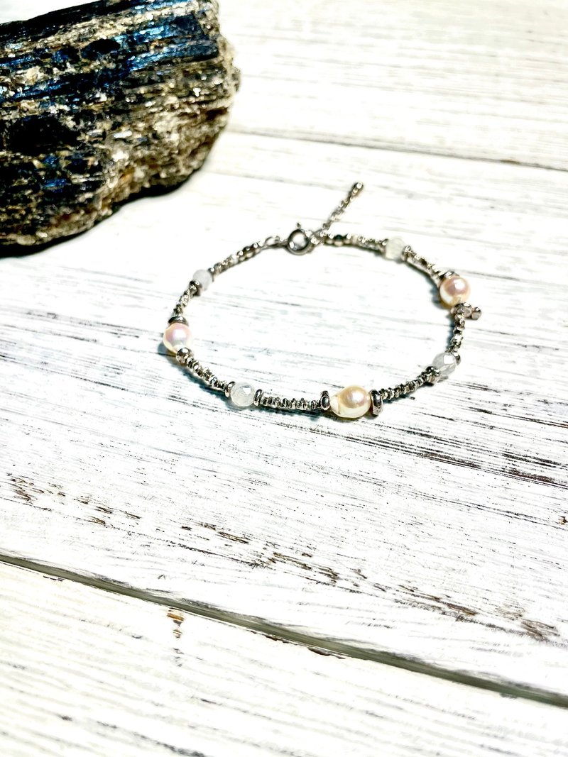 White Japanese Pearl and Moonstone Sterling Silver Bracelet - สร้อยข้อมือ - ไข่มุก ขาว